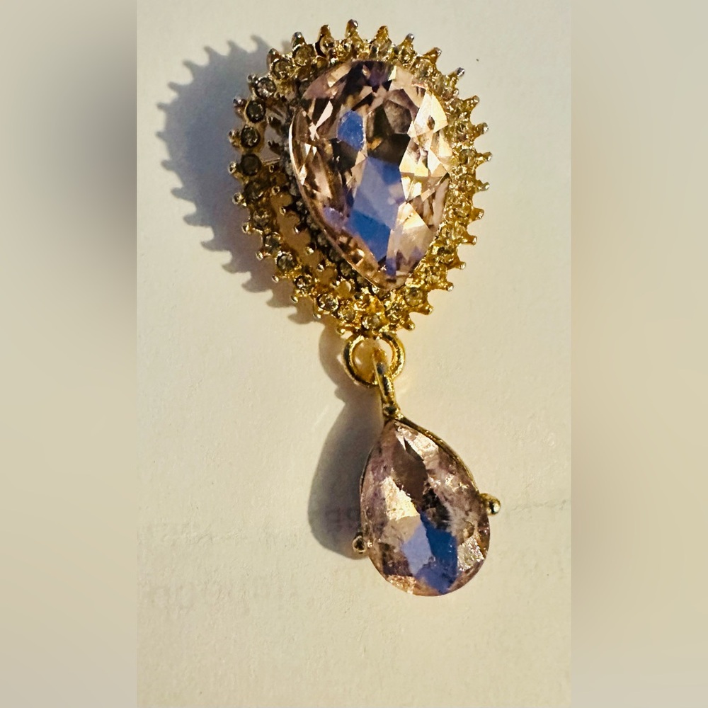 Elegant Gold and Pink Teardrop Brooch